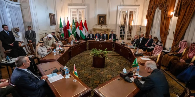 El ministro de Asuntos Exteriores de Egipto, Badr Abdelatty (C), encabeza una reunión con ministros de Jordania, Arabia Saudita, Qatar y los Emiratos Árabes Unidos, donde discuten la propuesta del presidente estadounidense Donald Trump de que Egipto y Jordania acojan a los palestinos desplazados de la Franja de Gaza, en El Cairo el 1 de febrero de 2025. (Khaled Desouki / AFP)