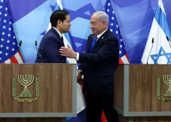 El secretario de Estado de Estados Unidos, Marco Rubio (izq.), y el primer ministro, Benjamin Netanyahu, se saludan antes de hacer una declaración conjunta a los medios de comunicación en la oficina del primer ministro en Jerusalén el 16 de febrero de 2025 (Evelyn Hockstein / AFP)