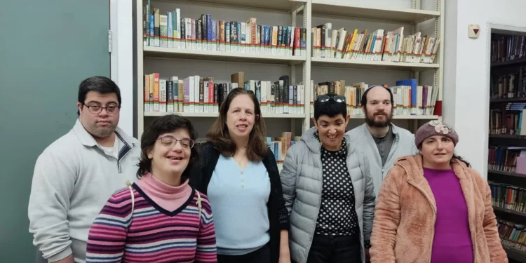 Seis personas con discapacidad intelectual se convierten en la primera cohorte de adultos de Israel en recibir una licenciatura en la Facultad de Educación de la Universidad Bar-Ilan. Dos de ellos tienen síndrome de Down. De izquierda a derecha: Oded Naftali, Ruti Bar-On, Lior Shmualevitz, Henia Greengarten, Tomer Gad-Barak y Hofit Gilad. (Cortesía de la Universidad Bar-Ilan)