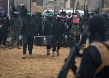 Terroristas de Hamás cargan el ataúd de un rehén israelí asesinado mientras entregan cuatro de esos ataúdes a la Cruz Roja en Jan Yunis, Gaza, el 20 de febrero de 2025. (Foto AP/Abdel Kareem Hana)