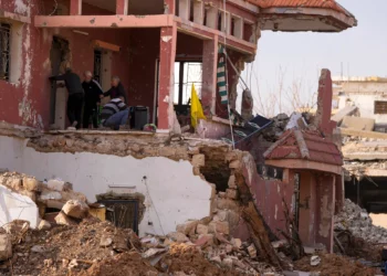 Ciudadanos libaneses observan los destrozos en sus casas causados ​​por la guerra entre Hezbolá e Israel, en su ciudad natal, Khiam, en el sur del Líbano, el 17 de febrero de 2025. (Foto AP/Hassan Ammar)