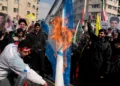 Manifestantes iraníes queman una representación de la bandera israelí durante una manifestación en conmemoración del aniversario de la Revolución Islámica de 1979 que derrocó al fallecido Sha Mohammad Reza Pahlavi, pro estadounidense, y llevó a los clérigos islámicos al poder, en Teherán, Irán, el 10 de febrero de 2025. (Vahid Salemi/AP)