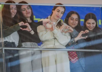 (De izq. a der.) Las sobrevivientes del cautiverio Naama Levy, Karina Ariev, Agam Berger, Liri Albag y Daniella Gilboa observan un concierto en su honor en el Hospital Beilinson en Petah Tikva, el 4 de febrero de 2025. (Avshalom Sassoni/Flash90)