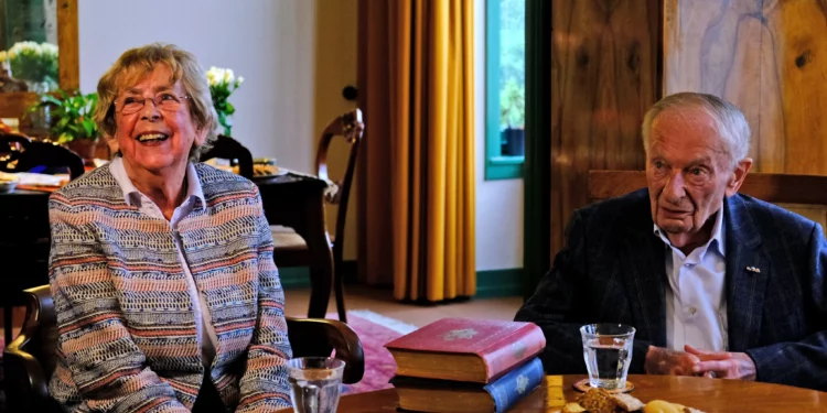 Jacqueline van Maarsen, a la izquierda, y Albert Gomes de Mesquita, amigos de la escuela de Ana Frank, hablan con estudiantes durante un evento para conmemorar lo que habría sido el 90 cumpleaños de Ana Frank, en Ámsterdam, el 12 de junio de 2019. (Foto AP/Michael C. Corder, Archivo)