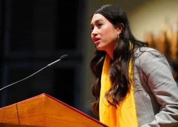 La cautiva rescatada Noa Argamani habla en un acto para conmemorar los más de 500 días transcurridos desde el ataque liderado por Hamás el 7 de octubre de 2023, en la Congregación Hebrea de Washington, en Washington, DC. (Leigh Vogel)