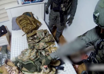 La policía y las fuerzas del Shin Bet encontraron uniformes militares en el dormitorio de dos hermanos arrestados por sospechas de planear ataques terroristas, en una foto publicada el 17 de febrero de 2025. (Policía de Israel)