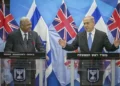 El Primer Ministro Benjamín Netanyahu con el Primer Ministro de Fiji, Josaia Voreqe Bainimarama, de visita en Jerusalén, el 7 de noviembre de 2016. (Ohad Zwigenberg)