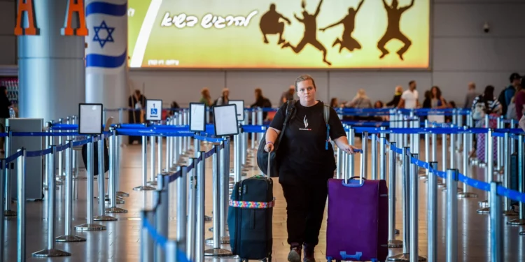 Pasajeros en el Aeropuerto Internacional Ben Gurion, cerca de Tel Aviv, el 1 de agosto de 2024. (Avshalom Sassoni / Flash90)