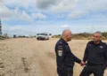 Las fuerzas policiales operan en las afueras de la ciudad de Tamra, en el norte de Israel, después de detener a un individuo con un objeto sospechoso en su persona, el 14 de febrero de 2025. (Portavoz de la policía de Israel)