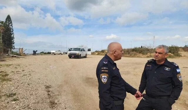 Las fuerzas policiales operan en las afueras de la ciudad de Tamra, en el norte de Israel, después de detener a un individuo con un objeto sospechoso en su persona, el 14 de febrero de 2025. (Portavoz de la policía de Israel)