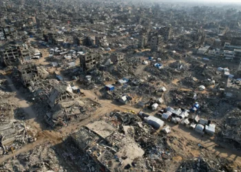 Una fotografía aérea tomada por un dron muestra tiendas de campaña en medio de la destrucción causada por la guerra en Beit Lahiya, en el norte de la Franja de Gaza, el 17 de febrero de 2025. (Mohammad Abu Samra/AP)