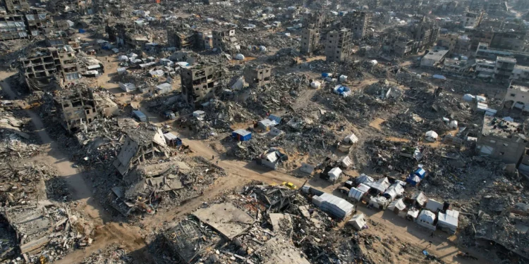 Una fotografía aérea tomada por un dron muestra tiendas de campaña en medio de la destrucción causada por la guerra en Beit Lahiya, en el norte de la Franja de Gaza, el 17 de febrero de 2025. (Mohammad Abu Samra/AP)