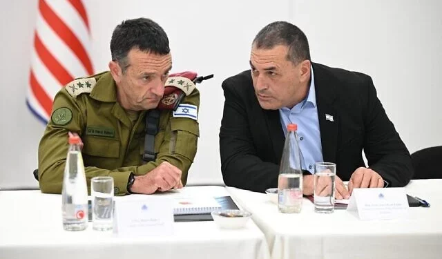 El jefe del Estado Mayor saliente de las Fuerzas de Defensa de Israel, teniente general Herzi Halevi (izquierda), y el jefe entrante, mayor general (en reserva) Eyal Zamir, en una foto sin fecha. (Fuerzas de Defensa de Israel)