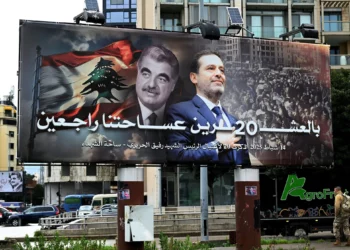 Los automóviles pasan frente a un cartel gigante con el retrato del ex primer ministro libanés asesinado, Rafik Hariri (izq.), y su hijo Saad Hariri, también ex primer ministro, en el centro de Beirut el 13 de febrero de 2025, en vísperas del 20º aniversario del asesinato de Rafic Hariri. (Joseph Eid / AFP)