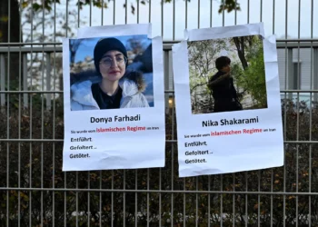 Carteles con fotos de la iraní Nika Shakarami (derecha) y Donya Farhadi, ambas presuntamente víctimas de las fuerzas de seguridad iraníes, se ven en una valla durante una manifestación contra las ejecuciones en Irán frente al Consulado general de la República Islámica de Irán en Frankfurt am Main, Alemania occidental, el 31 de octubre de 2024 (Kirill KUDRYAVTSEV / AFP)