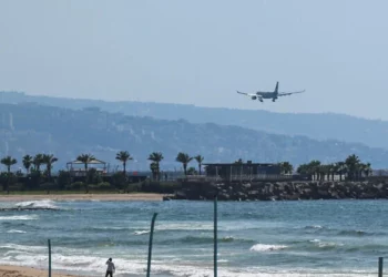 Imagen ilustrativa: un avión de Middle-East Airlines (MEA) se acerca al aeropuerto internacional de Beirut el 3 de octubre de 2024. (Joseph Eid/AFP)