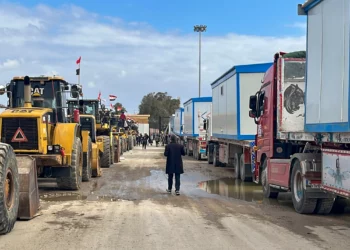 Bulldozers y camiones con casas móviles esperan para entrar a Gaza en el cruce fronterizo de Rafah, entre Egipto y la Franja de Gaza, el 13 de febrero de 2025. Los camiones de ayuda están utilizando actualmente el punto de entrada de Kerem Shalom a la espera de que se concluyan los trabajos de mantenimiento y reparación en el cruce fronterizo de Rafah, que une a Egipto con Gaza en el sur. (Foto AP/Mohamed Arafat)