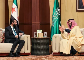 Esta fotografía proporcionada por la oficina de prensa del gobierno de transición de Siria muestra al príncipe heredero de Arabia Saudita, Mohammed bin Salman (derecha), durante su reunión con el presidente interino sirio, Ahmed al-Sharaa, en Riad el 2 de febrero de 2025. (Gobierno de transición de Siria / AFP)