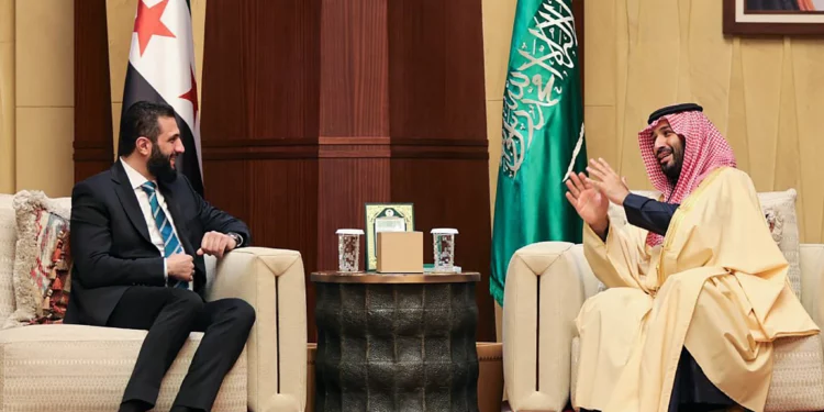 Esta fotografía proporcionada por la oficina de prensa del gobierno de transición de Siria muestra al príncipe heredero de Arabia Saudita, Mohammed bin Salman (derecha), durante su reunión con el presidente interino sirio, Ahmed al-Sharaa, en Riad el 2 de febrero de 2025. (Gobierno de transición de Siria / AFP)