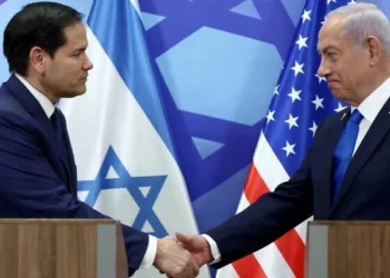 El secretario de Estado de Estados Unidos, Marco Rubio (izq.), y el primer ministro, Benjamin Netanyahu, se estrechan la mano durante una conferencia de prensa en la oficina del primer ministro en Jerusalén el 16 de febrero de 2025 (Evelyn Hockstein / POOL / AFP)