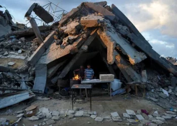 Un hombre vende pan bajo los restos de su panadería destruida durante la guerra entre Israel y Hamás en Jabaliya, Franja de Gaza, el 5 de febrero de 2025. (Abdel Kareem Hana/AP)