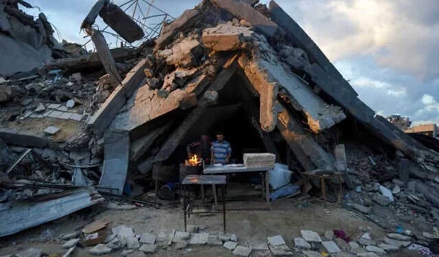 Un hombre vende pan bajo los restos de su panadería destruida durante la guerra entre Israel y Hamás en Jabaliya, Franja de Gaza, el 5 de febrero de 2025. (Abdel Kareem Hana/AP)