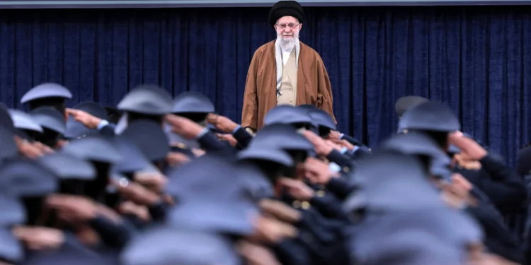 El líder supremo iraní, el ayatolá Alí Jamenei, escucha el himno nacional mientras oficiales de la fuerza aérea saludan durante su reunión en Teherán, Irán, el 7 de febrero de 2025. (Oficina del líder supremo iraní vía AP)