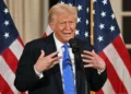 El presidente de Estados Unidos, Donald Trump, habla mientras organiza una cena para senadores republicanos en su resort Mar-a-Lago en Palm Beach, Florida, el 7 de febrero de 2025. (Roberto Schmidt/AFP)