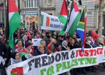 Manifestantes pro palestinos y anti israelíes marchan en Dublín, Irlanda, el 13 de enero de 2024. (Captura de pantalla: X/Fergal O'Brien, utilizada de conformidad con la cláusula 27a de la Ley de Derechos de Autor)