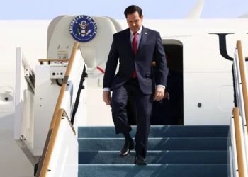 El secretario de Estado de Estados Unidos, Marco Rubio, desembarca de un avión en Abu Dabi, Emiratos Árabes Unidos, el 19 de febrero de 2025. (Evelyn Hockstein/Pool Photo via AP)