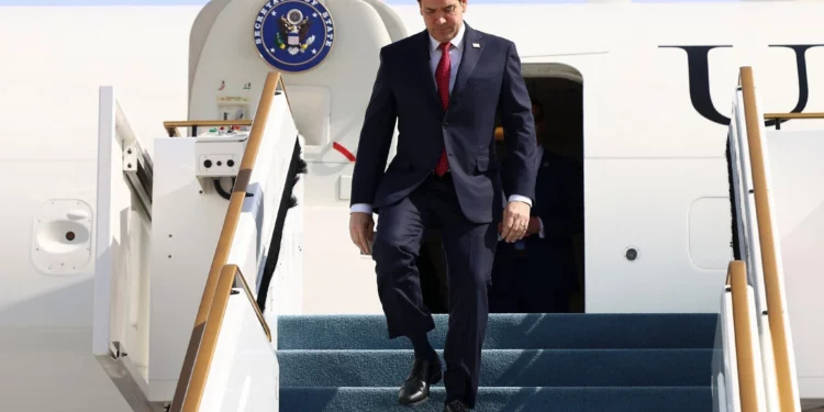 El secretario de Estado de Estados Unidos, Marco Rubio, desembarca de un avión en Abu Dabi, Emiratos Árabes Unidos, el 19 de febrero de 2025. (Evelyn Hockstein/Pool Photo via AP)