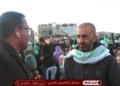 El terrorista liberado de Hamás Mohammad Abu Warda (derecha) aparece en una transmisión televisiva de la ceremonia de entrega de rehenes israelíes asesinados en Jan Yunis, el 20 de febrero de 2025. (Captura de pantalla de X, utilizada de conformidad con la cláusula 27a de la Ley de Derechos de Autor)