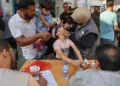 Médicos palestinos administran vacunas contra la polio a niños en la clínica del barrio de Al-Daraj, en la ciudad de Gaza, el 10 de septiembre de 2024. (Omar Al-Qattaa/AFP)