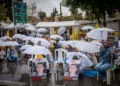 Familiares de israelíes tomados como rehenes en la Franja de Gaza y simpatizantes asisten a una protesta silenciosa para pedir su liberación frente a la residencia del primer ministro en Jerusalén, el 12 de febrero de 2025. (Yonatan Sindel/Flash90)