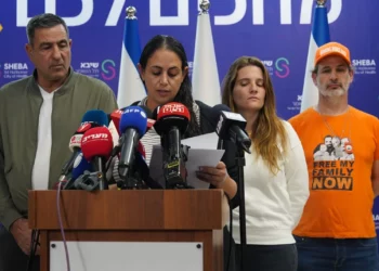 Los familiares del rehén liberado Yarden Bibas y la hermana de la rehén Shiri Bibas (de izquierda a derecha: Eli Bibas, Ofri Bibas Levy, Dana Silberman Sitton, Jimmy Miller) celebran una conferencia de prensa en el centro médico Sheba en Ramat Gan el 3 de febrero de 2025. (Dana Reany / Hostages Familes Forum)