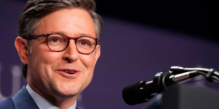 El presidente de la Cámara de Representantes, Mike Johnson, habla en la cena de la Conferencia de Miembros Republicanos de la Cámara de Representantes de 2025 en el Trump National Doral Miami en Doral, Florida, el 27 de enero de 2025. (Foto AP/Mark Schiefelbein)