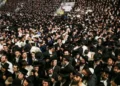 Miles de judíos ultraortodoxos celebran durante una reunión de Lag B'Omer en el monte Meron, en el norte de Israel, el 29 de abril de 2021 (David Cohen/Flash90)