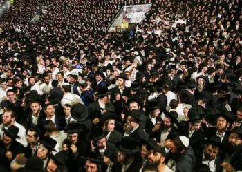 Miles de judíos ultraortodoxos celebran durante una reunión de Lag B'Omer en el monte Meron, en el norte de Israel, el 29 de abril de 2021 (David Cohen/Flash90)