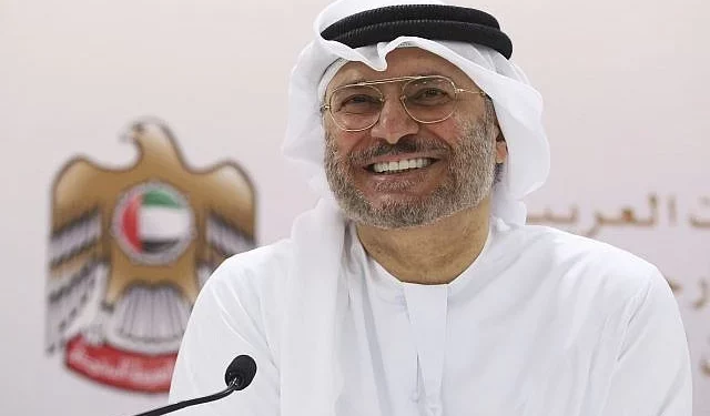 El ministro de Estado de Asuntos Exteriores de los Emiratos Árabes Unidos, Anwar Gargash, habla con periodistas en Dubái, Emiratos Árabes Unidos, el 18 de junio de 2018. (Foto AP/Jon Gambrell)