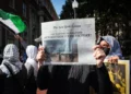 Manifestantes pro palestinos y antiisraelíes marchan por el campus de la Universidad de Columbia en la ciudad de Nueva York para conmemorar un año desde el ataque del grupo terrorista Hamás al sur de Israel que desencadenó la guerra en curso en Gaza, el 7 de octubre de 2024. (Kena Betancur/AFP)