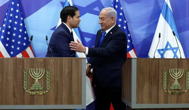 El secretario de Estado de Estados Unidos, Marco Rubio (izq.), y el primer ministro, Benjamin Netanyahu, se saludan antes de hacer una declaración conjunta a los medios de comunicación en la oficina del primer ministro en Jerusalén el 16 de febrero de 2025 (Evelyn Hockstein / AFP)