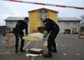 Oficiales de la policía municipal francesa trabajan para recolectar evidencia en el lugar de un ataque con arma blanca donde un hombre es sospechoso de matar a una persona y herir a dos oficiales de policía municipales en Mulhouse, este de Francia, el 22 de febrero de 2025. (SEBASTIEN BOZON / AFP)