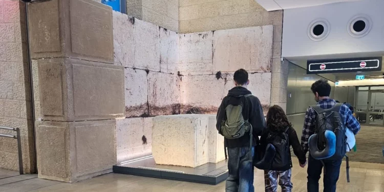 El 12 de febrero de 2025 se inauguró en el aeropuerto Ben Gurion la exposición “La eternidad de Israel”. Entre los objetos expuestos se encuentra una piedra del Muro Occidental. (Emil Aladjem, Autoridad de Antigüedades de Israel)