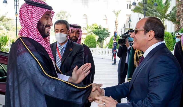 En esta fotografía difundida por el Palacio Real de Arabia Saudí, el príncipe heredero saudí Mohammed bin Salman, a la izquierda, es recibido por el presidente egipcio Abdel-Fattah el-Sissi, tras sus conversaciones en el palacio presidencial, en El Cairo, Egipto, el 21 de junio de 2022. (Bandar Aljaloud/Palacio Real Saudí vía AP)