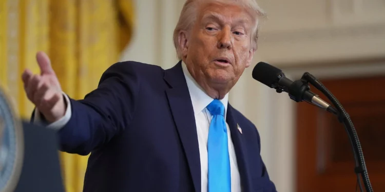 El presidente de Estados Unidos, Donald Trump, habla durante una conferencia de prensa con el primer ministro, Benjamin Netanyahu, en la Sala Este de la Casa Blanca, en Washington, el 4 de febrero de 2025. (Evan Vucci/AP)