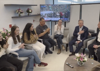 El enviado de Estados Unidos para Oriente Medio, Steve Witkoff (segundo desde la derecha), se reúne con cuatro soldados de las Fuerzas de Defensa de Israel liberados del cautiverio en Gaza, en el Centro Médico Rabin en Petah Tikva, el 30 de enero de 2025. (Captura de pantalla/Embajada de Estados Unidos)