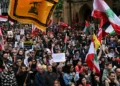 Cientos de manifestantes sostienen banderas y fotografías del asesinado líder de Hezbolá, Hassan Nasrallah, en una manifestación de protesta en Sídney el 29 de septiembre de 2024. (Saeed KHAN / AFP)