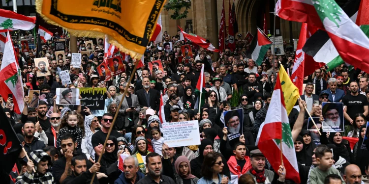 Cientos de manifestantes sostienen banderas y fotografías del asesinado líder de Hezbolá, Hassan Nasrallah, en una manifestación de protesta en Sídney el 29 de septiembre de 2024. (Saeed KHAN / AFP)