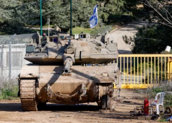 Un tanque de batalla principal Merkava de las FDI se despliega junto al muro fronterizo de hormigón en una posición a lo largo de la frontera norte de Israel con el Líbano el 18 de febrero de 2025. (Jalaa Marey/AFP)