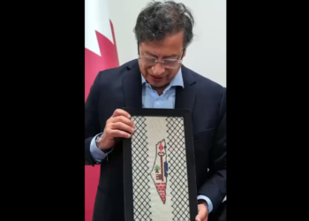 El presidente colombiano Gustavo Petro sostiene una fotografía que muestra un Estado palestino en territorio israelí, durante una visita al Centro Médico Thumama en Doha, Qatar, el 14 de febrero de 2025. (Captura de pantalla: X/Gustavo Petro, utilizada de conformidad con la Cláusula 27a de la Ley de Derechos de Autor)